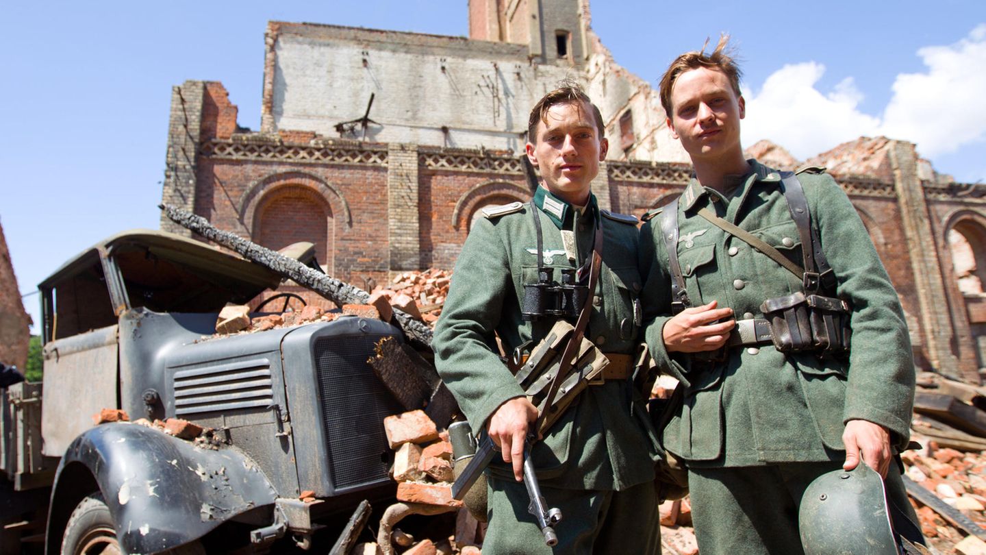 Volker Bruch (l) in der Rolle des Wilhelm Winter und der Schauspieler Tom Schilling als sein Bruder Friedhelm Winter
