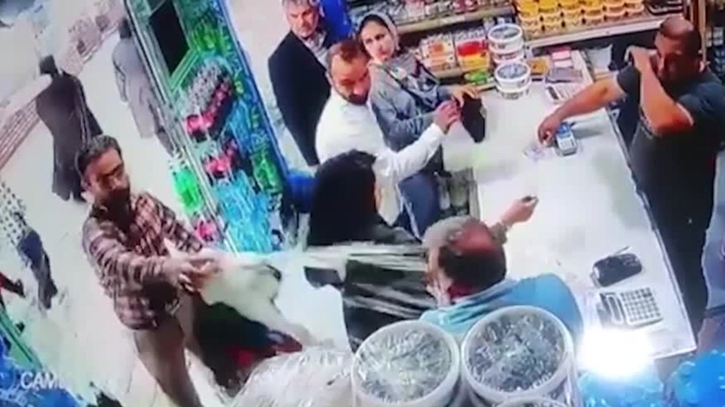 Iran: Mann attackiert unverschleierte Frau mit Joghurt (Video) | STERN.de