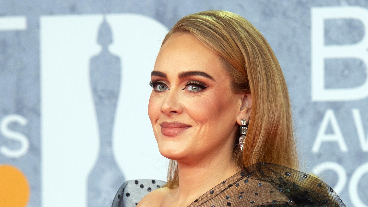 Sängerin Adele lächelt
