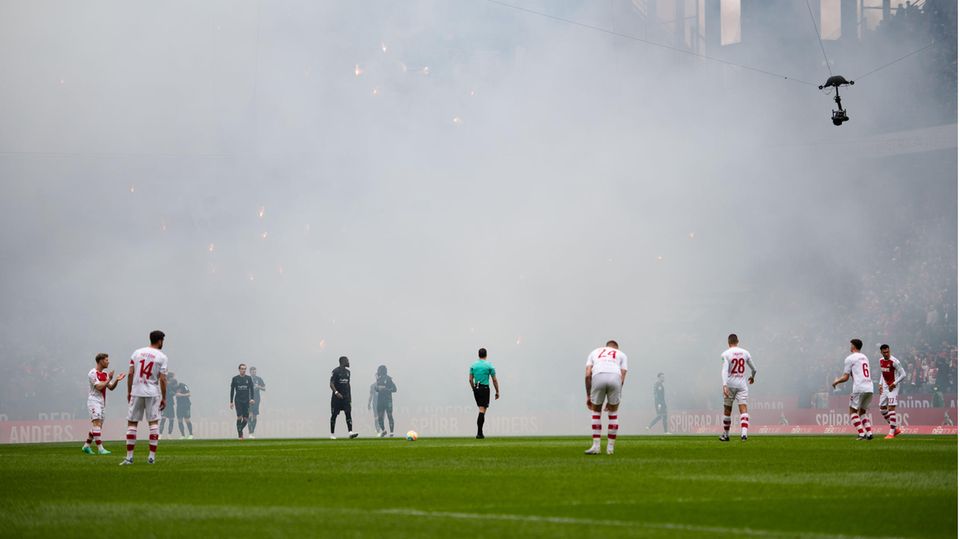 Fußball-Bundesliga: Nullnummer im Rheinderby – Pyrotechnik verzögert Anpfiff Pyrotechnik während des Bundesliga-Duells zwischen dem 1. FC Köln und Borussia Mönchengladbach