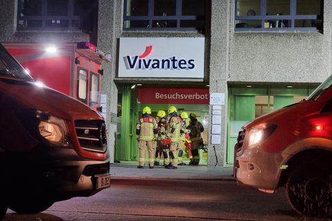 Feuerwehrleute am Urban-Klinikum in Berlin in Einsatz