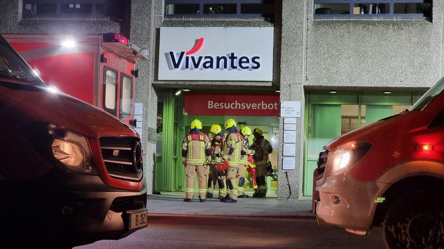 Feuerwehrleute am Urban-Klinikum in Berlin in Einsatz