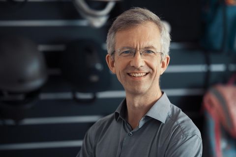 Joachim Fiedlers innovative Verschlusssysteme geben nicht nur Flaschen Halt. Er hatte die Idee dazu, weil er den Druckknopf an seinem Cellokasten hasste
