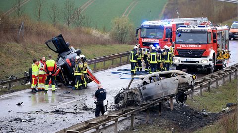 Den Einsatzkräften bot sich nach dem Unfall auf der B 247 bei Bad Langensalza in Thürigen ein Bild des Grauens