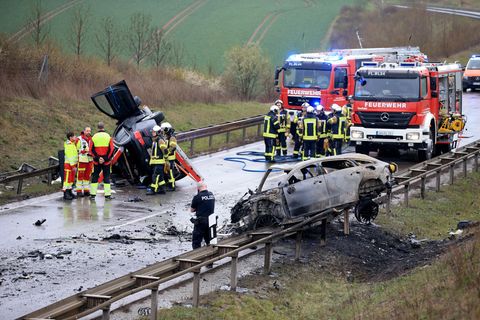 Den Einsatzkräften bot sich nach dem Unfall auf der B 247 bei Bad Langensalza in Thürigen ein Bild des Grauens