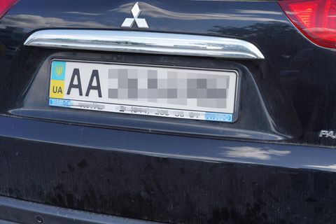 Ein Auto im ukrainischem Kennzeichen. Sachsens Innenminister möchte die Fahrzeuge aus der Ukraine nach einer Zeit