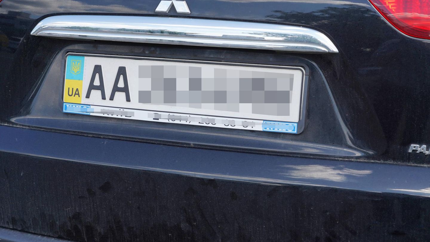 Ein Auto im ukrainischem Kennzeichen. Sachsens Innenminister möchte die Fahrzeuge aus der Ukraine nach einer Zeit