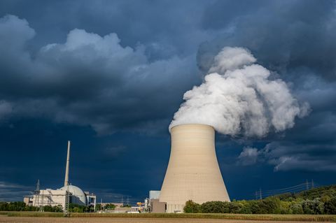 Wasserdampf steigt aus dem Kühlturm des Atomkraftwerks Isar 2