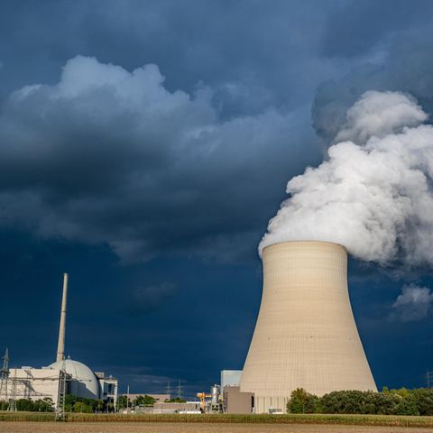 Wasserdampf steigt aus dem Kühlturm des Atomkraftwerks Isar 2