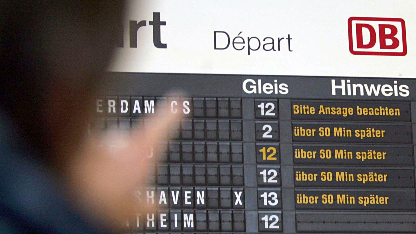 An einem Bahnhof zeigt die Anzeigetafel der Deutschen Bahn mehrere Züge mit Verspätungen an