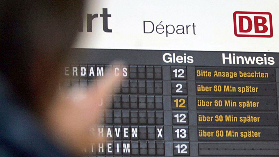 An einem Bahnhof zeigt die Anzeigetafel der Deutschen Bahn mehrere Züge mit Verspätungen an