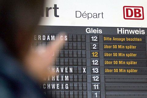 An einem Bahnhof zeigt die Anzeigetafel der Deutschen Bahn mehrere Züge mit Verspätungen an