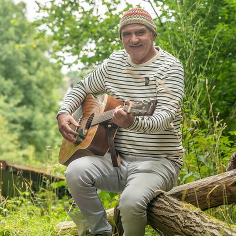 Lehrer Dieter Bachmann spielt Gitarre