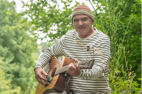 Lehrer Dieter Bachmann spielt Gitarre