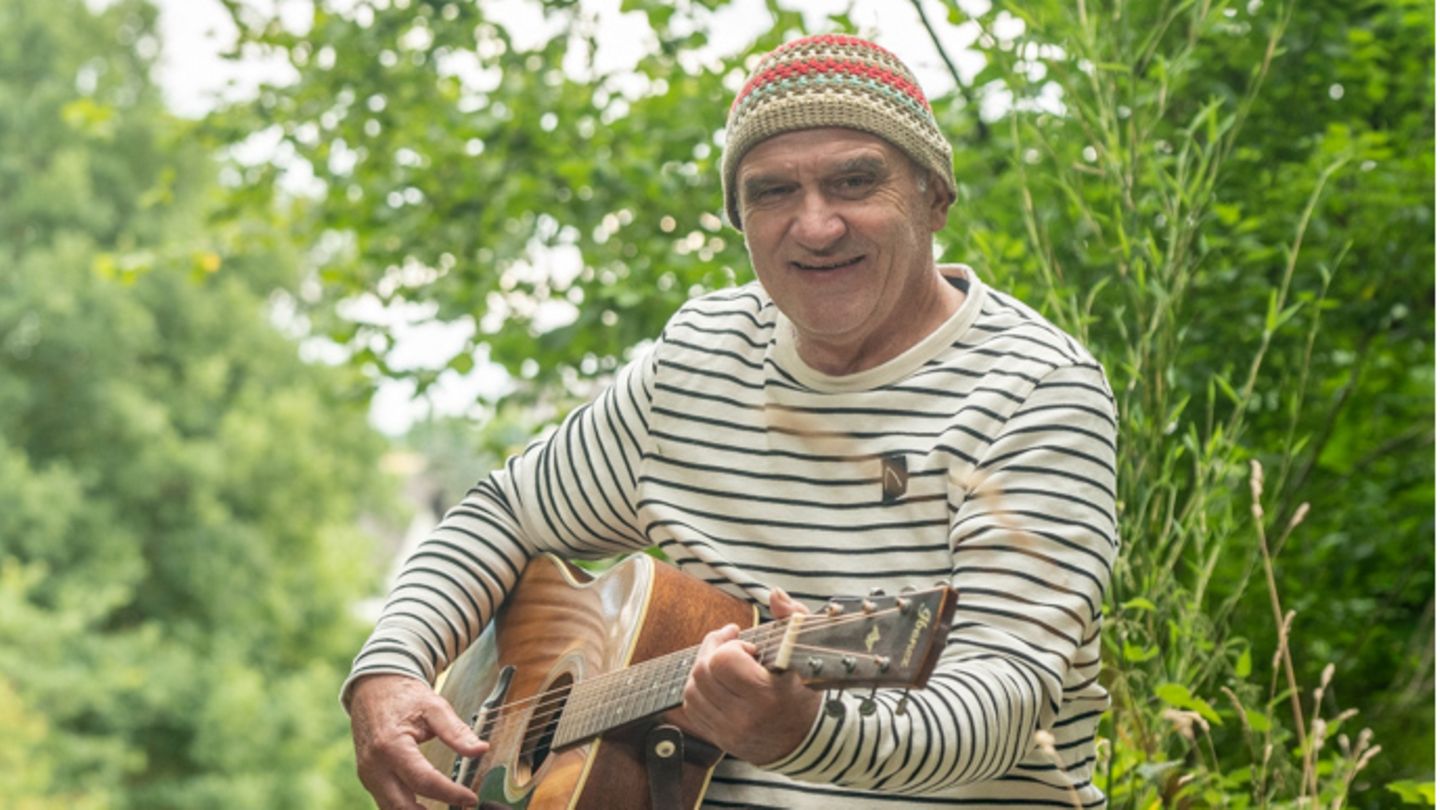 Lehrer Dieter Bachmann spielt Gitarre