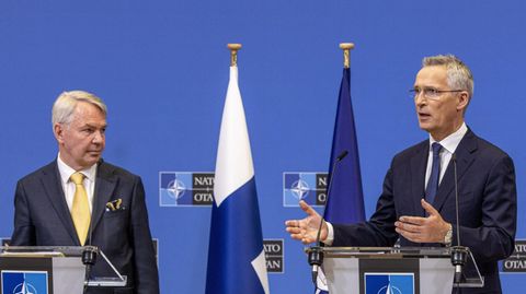 Finnlands Außenminister Pekka Haavisto (l.) und Nato-Generalsekretär Jens Stoltenberg sprechen bei einer Pressekonferenz nach der Unterzeichnung der Beitrittsprotokolle Finnlands und Schwedens im Nato-Hauptquartier