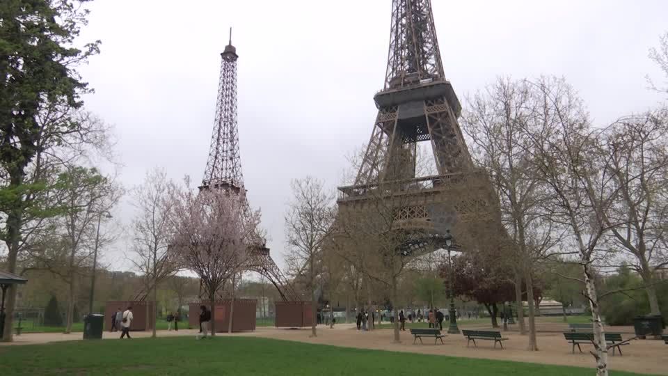 Paris: Künstler stellt Mini-Eiffelturm neben das Original – der macht sogar Baby-Geräusche