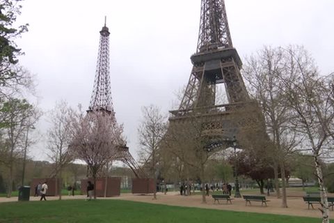 Paris: Künstler stellt Mini-Eiffelturm neben das Original – der macht sogar Baby-Geräusche