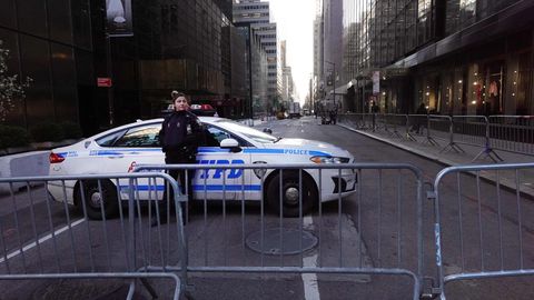 Polizeifahrzeug im New Yorker Stadtbezirk Manhattan, wo Ex-US-Präsident Donald Trump die Anklage verlesen werden soll