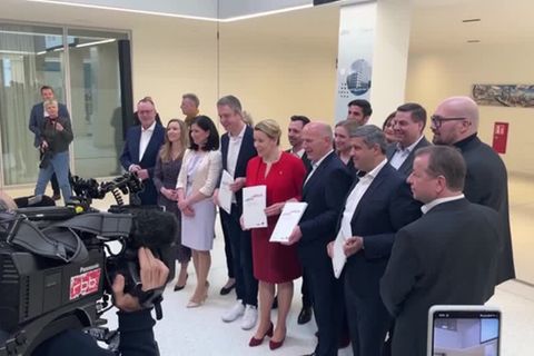 Video: CDU und SPD stellen Berliner Koalitionsvertrag vor