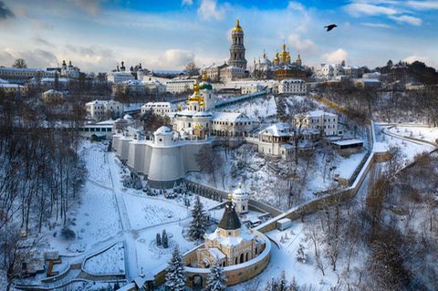 Das schneebedeckte Höhlenklosters Pechersk Lavra in Kiew