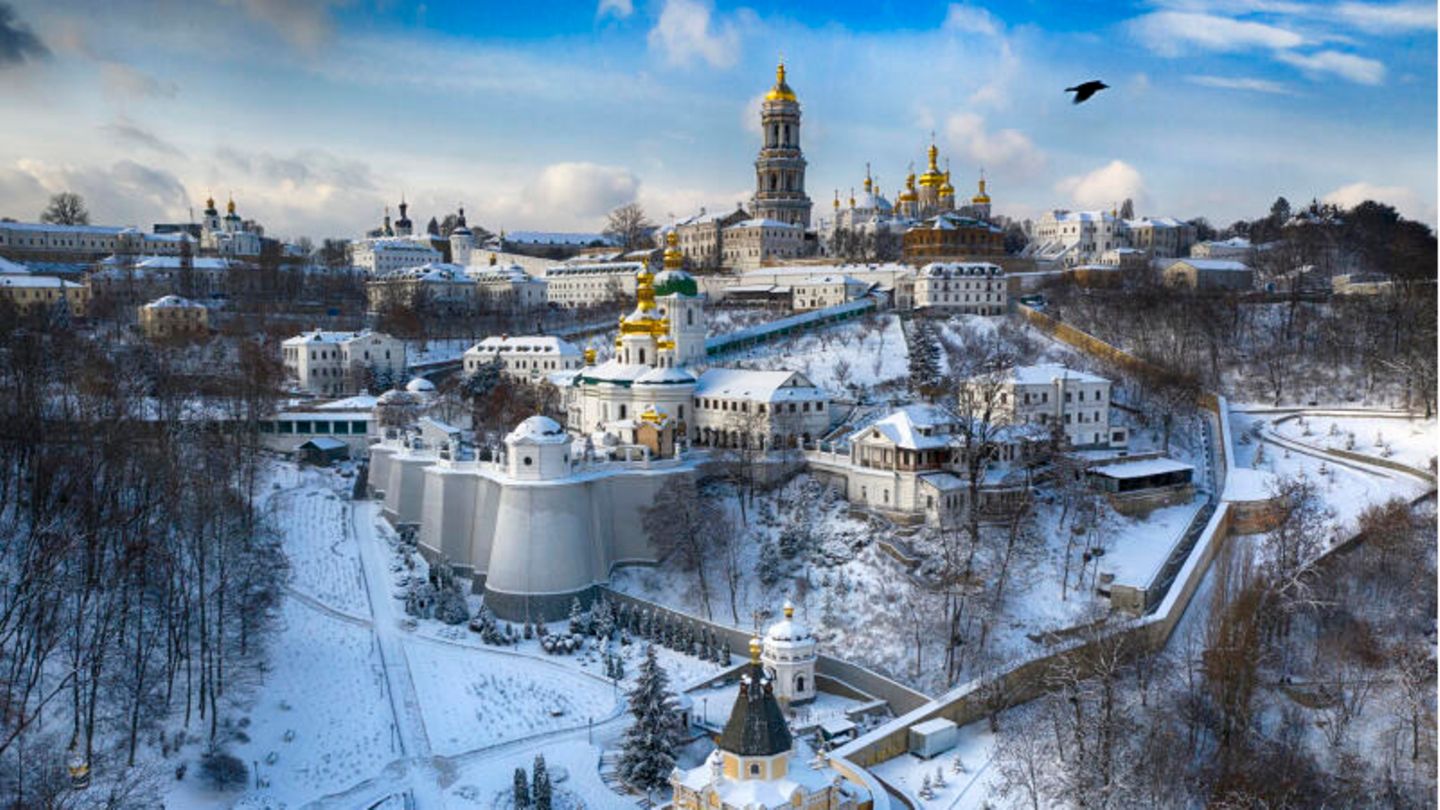 Das schneebedeckte Höhlenklosters Pechersk Lavra in Kiew