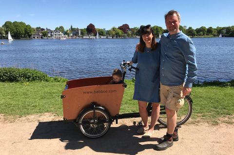 stern-Redakteur Herbst mit Familie und E-Lastenrad an der Hamburger Außenalster