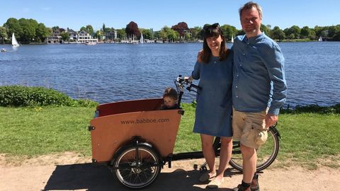 stern-Redakteur Herbst mit Familie und E-Lastenrad an der Hamburger Außenalster