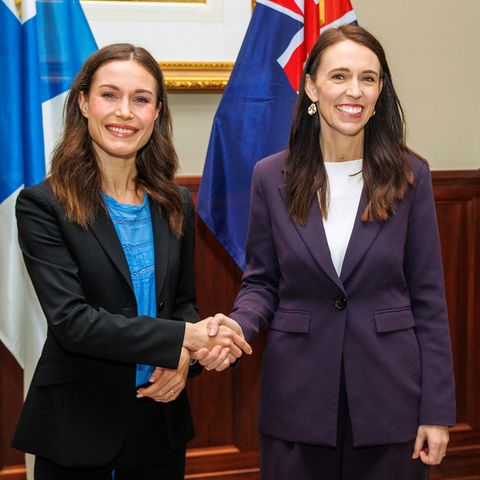 Finnlands scheidende Ministerpräsidentin Sanna Marin (links) und die damalige neuseeländische Premierministerin Jacinda Ardern.