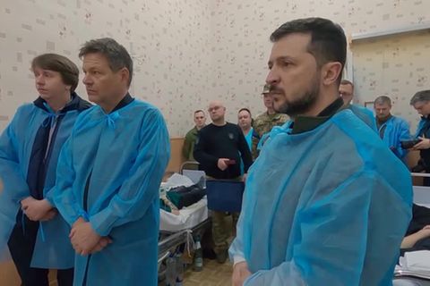 Video: Vizekanzler Habeck besucht ukrainisches Militärkrankenhaus