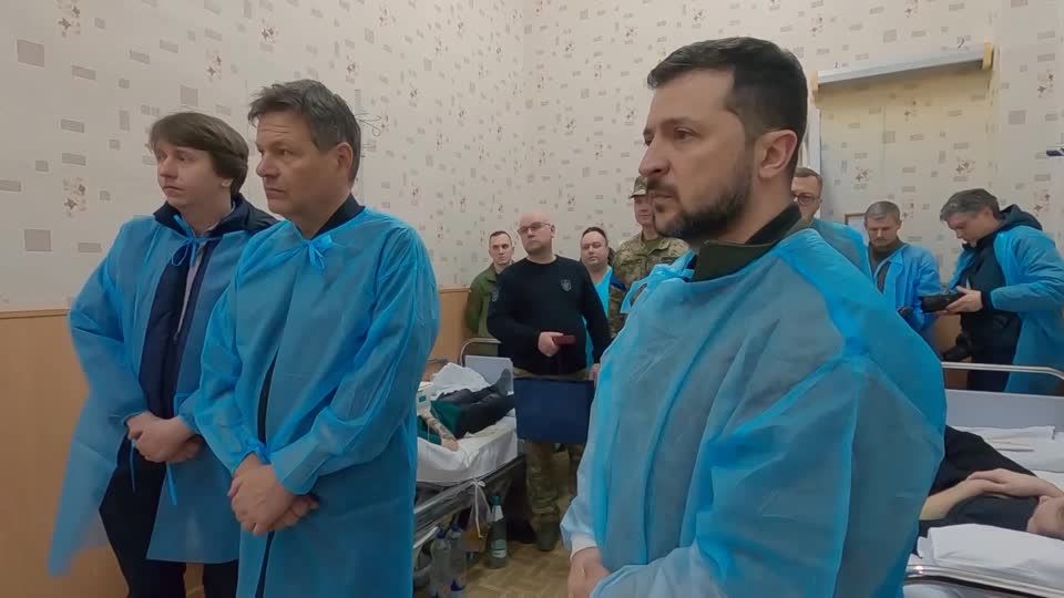 Video: Vizekanzler Habeck besucht ukrainisches Militärkrankenhaus