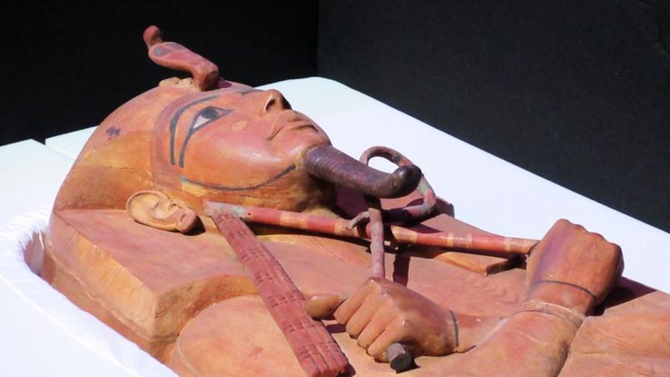 Der Sarkophag von Ramses II. in einer Transportkiste