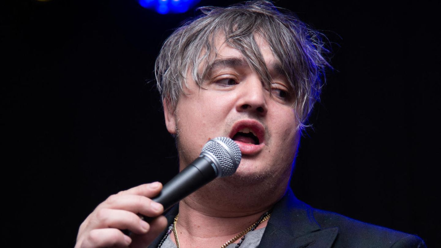 Pete Doherty is playing live in Hamburg.  With Fanta instead of gin