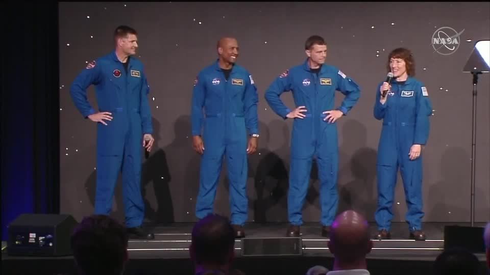 Video: Drei Männer und eine Frau fliegen um den Mond