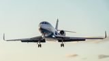 Deutschland verabschiedet sich langsam vom Trend zu Inlandsflügen – das lassen neue Zahlen der Flugsicherungsorganisation Eurocontrol vermuten. Demnach ist die Zahl der Inlandsflüge im vergangenen Jahr im Vergleich zu 2019 um 38 Prozent zurückgegangen. Europaweit haben nur Litauen (38 Prozent) und Finnland (35 Prozent) ähnliche Rückgänge erreicht. Die meisten Reisenden sind auf schnelle Bahnverbindungen umgestiegen. Die Flugsicherheitsbehörde sieht die Ursache dafür im steigenden Bewusstsein für Klimaschutz. 