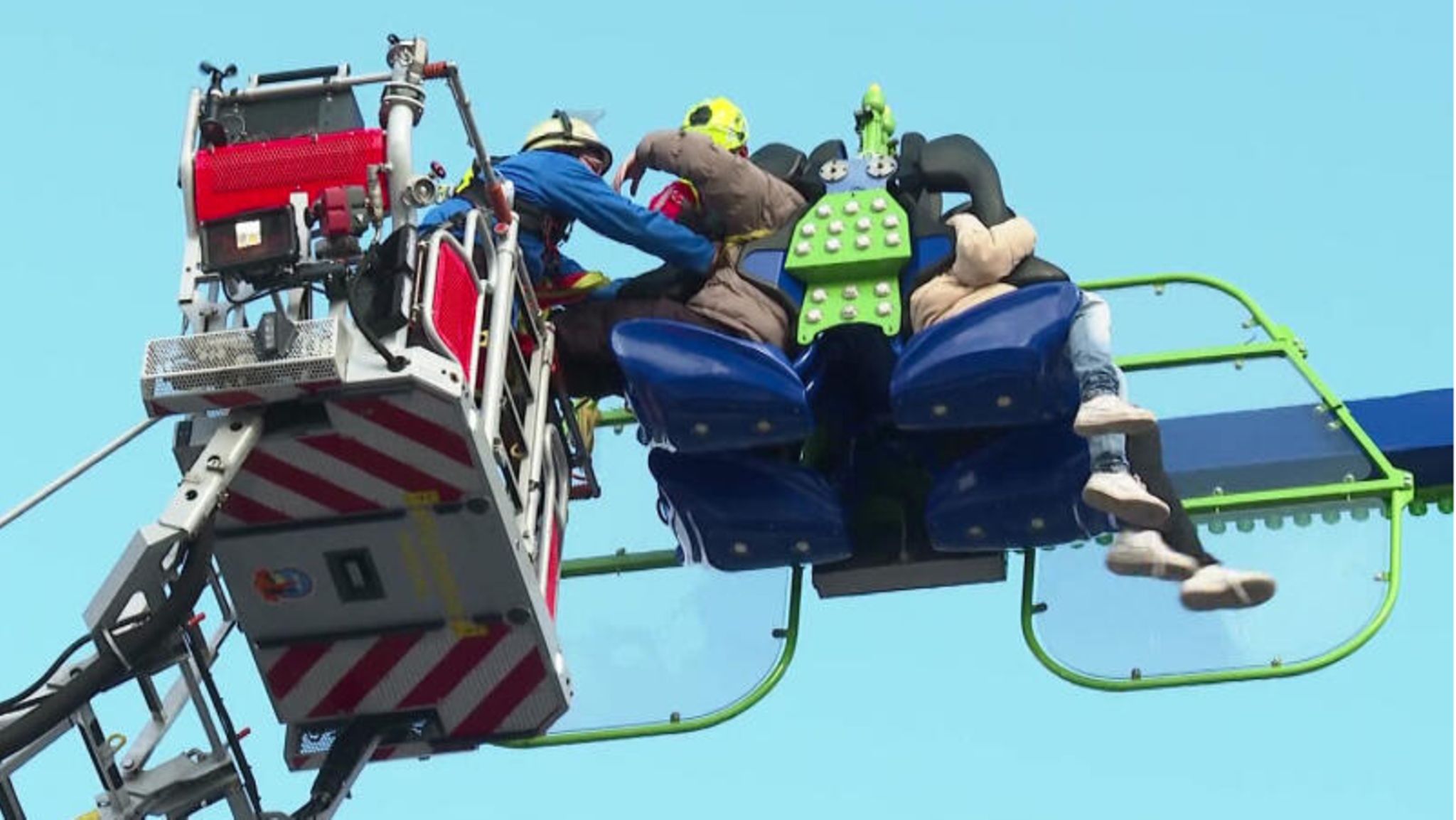 Hamburger Dom: Feuerwehr rettet sechs Menschen aus 15 Metern Höhe | STERN.de