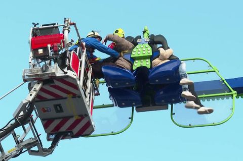 Die Feuerwehr rettet die Fahrgäste auf dem Hamburger Dom