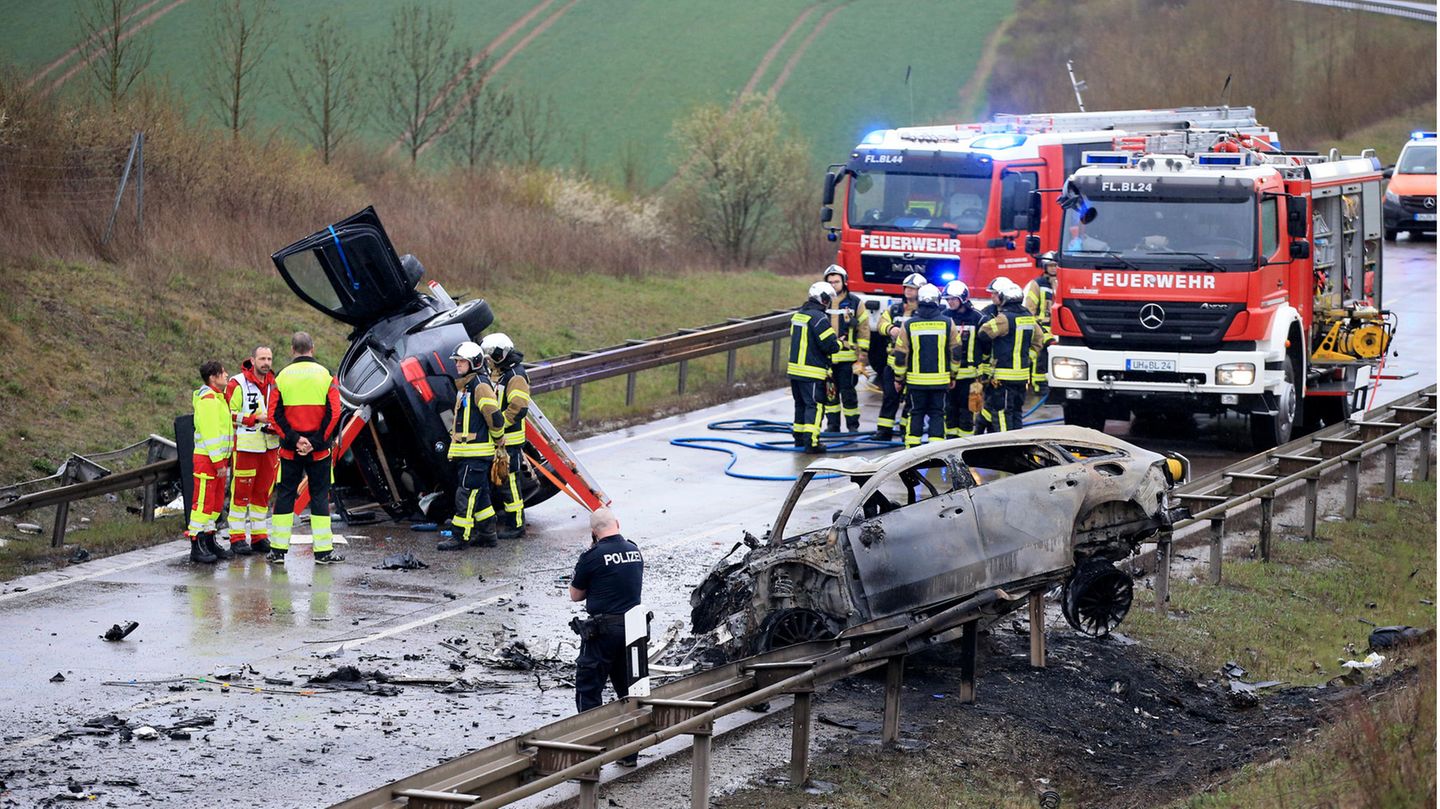 Den Einsatzkräften bot sich nach dem Unfall auf der B 247 bei Bad Langensalza in Thürigen ein Bild des Grauens
