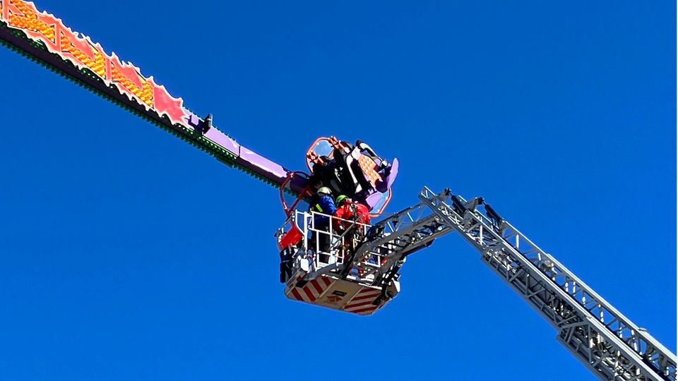Höhenretter der Feuerwehr befreiten die Gäste des Fahrgeschäfts "Jekyll and Hyde" auf Hamburger Dom