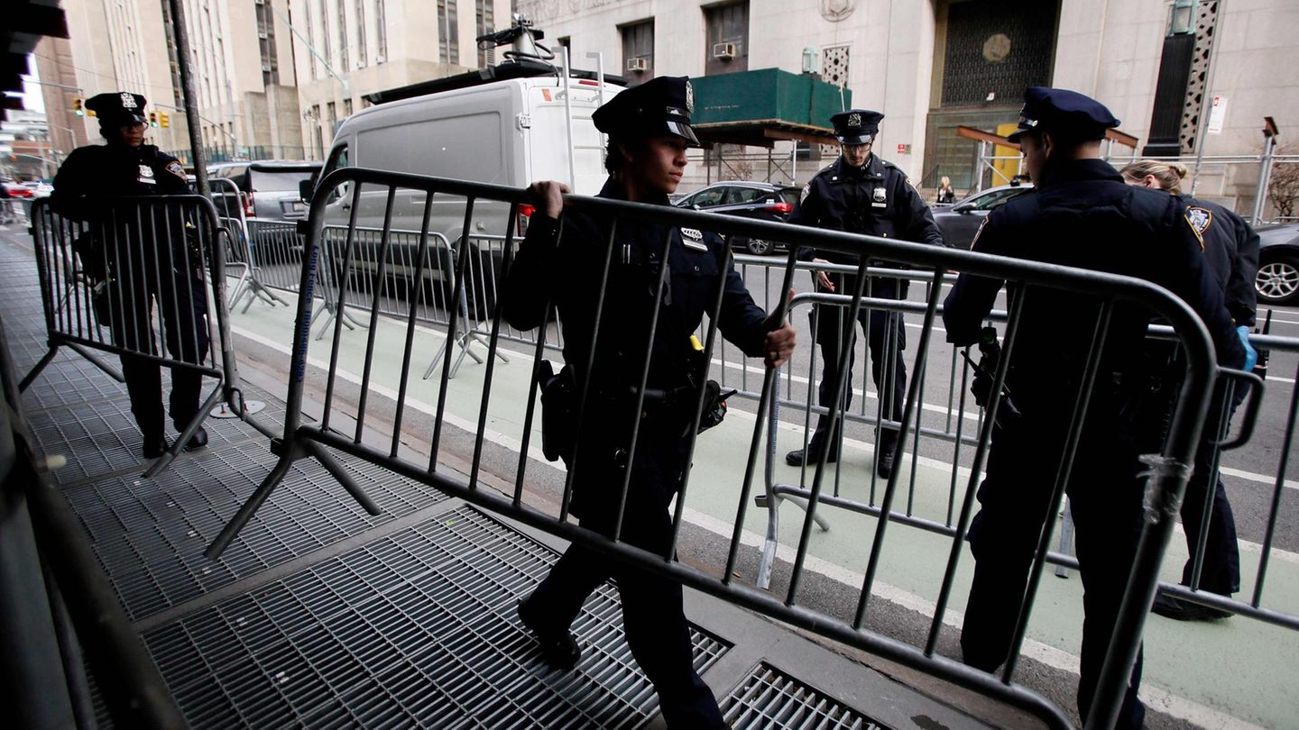 Polizisten errichteten Barrikaden vor der Bezirksstaatsanwaltschaft von Manhattan
