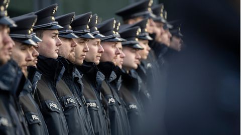 Bundespolizistinnen und -polizisten bei ihrer Vereidigung in Frankfurt am Main (Archivbild)