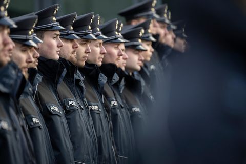 Bundespolizistinnen und -polizisten bei ihrer Vereidigung in Frankfurt am Main (Archivbild)