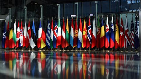Die Flaggen der Mitgliedsstaaten im Nato-Hauptquartier in Brüssel