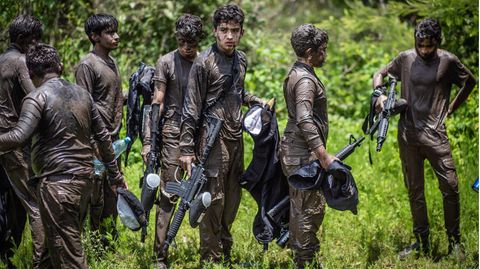 Einsatz im Dschungel: Nach dem Schlammrobben macht sich diese Gruppe bereit für den Abmarsch, die Waffen stets griffbereit
