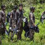 Einsatz im Dschungel: Nach dem Schlammrobben macht sich diese Gruppe bereit für den Abmarsch, die Waffen stets griffbereit