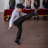 Parade-Pimpf: Ein kleiner Milizionär präsentiert einer Jury seinen Stechschritt