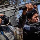 Kriegsspiel: Luis (l.) und Carlos, 14 und 15 Jahre alt, trainieren mit Nachbauten von M16-Sturmgewehren