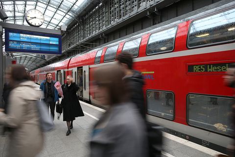 Nicht überall, wo Regionalexpress draufsteht, dürfen Nutzerinnen und Nutzer des Deutschlandtickets einfach so einsteigen.