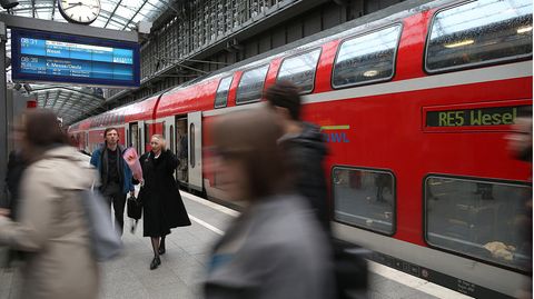 Nicht überall, wo Regionalexpress draufsteht, dürfen Nutzerinnen und Nutzer des Deutschlandtickets einfach so einsteigen.