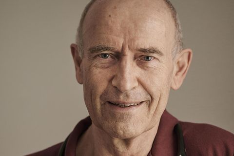 Uwe Milbradt, 75, Diabetologe, Radiologe und Hausarzt lächelt in die Kamera